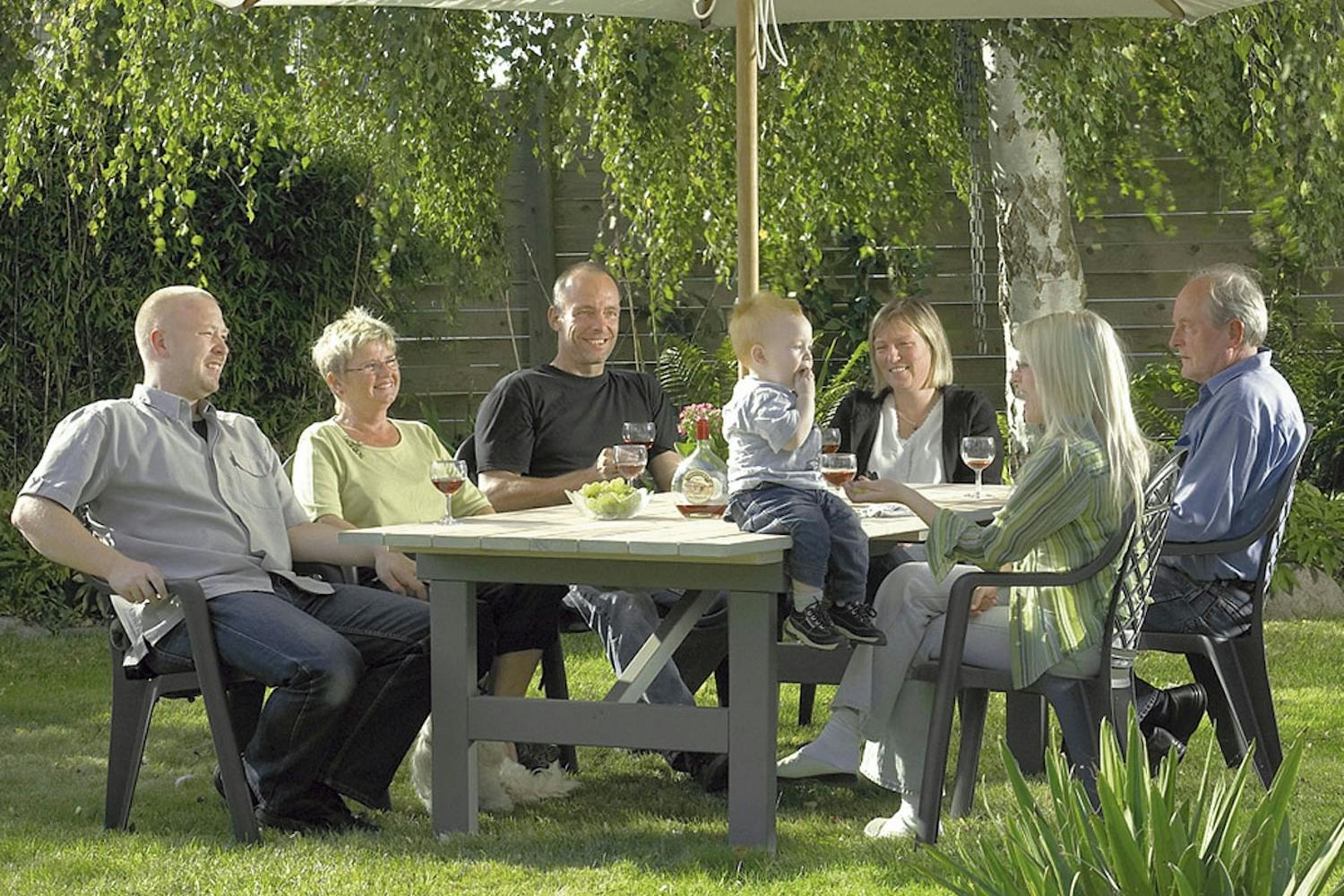 Hagebord med gjester